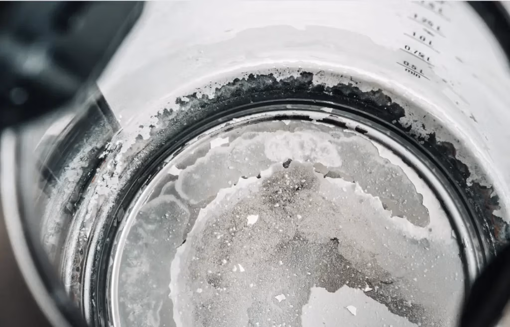 des résidus de calcaire dans le fond d'une tasse à mesurer