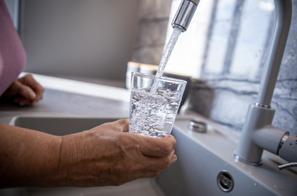 peut on boire l'eau du robinet au quebec, Robinet d'eau Montréal, peut on boire l'eau du robinet au canada, eau du robinet, Robinet d'eau potable, Filtre à eau pour robinet, eau filtrée robinet, eau filtrée cuisine, Can we drink tap water in Quebec, Montreal tap water, Can we drink tap water in Canada, tap water, Drinking water tap, Water filter for tap, Filtered tap water, Filtered kitchen water,