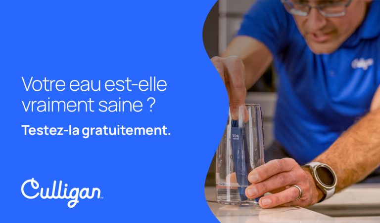 Représentant Culligan effectuant un test gratuit de la qualité de l'eau avec un compteur TDS dans un verre d'eau, accompagné du texte 'Votre eau est-elle vraiment saine ? Testez-la gratuitement.