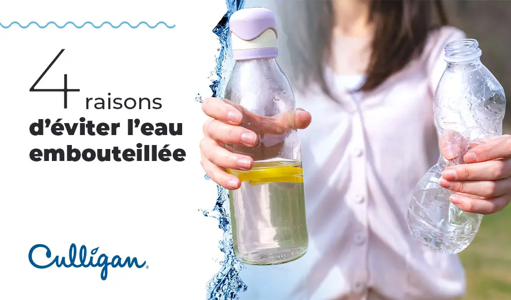 Une femme tenant dans les mains deux bouteilles, une jetable et une autre réutilisable