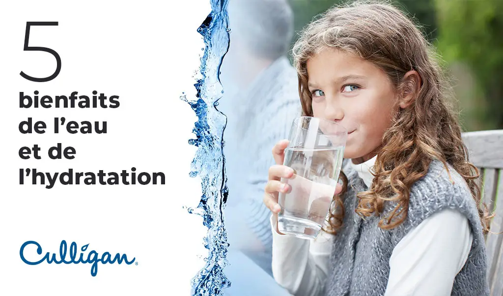 les cinq bienfait de l'eau et de l'hydratation avec la photo d'une jeune fille qui boit de l'eau avec un verre