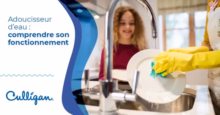 Une femme et sa fille qui lave de la vaisselle avec de l'eau filtrée par des appareils Culligan