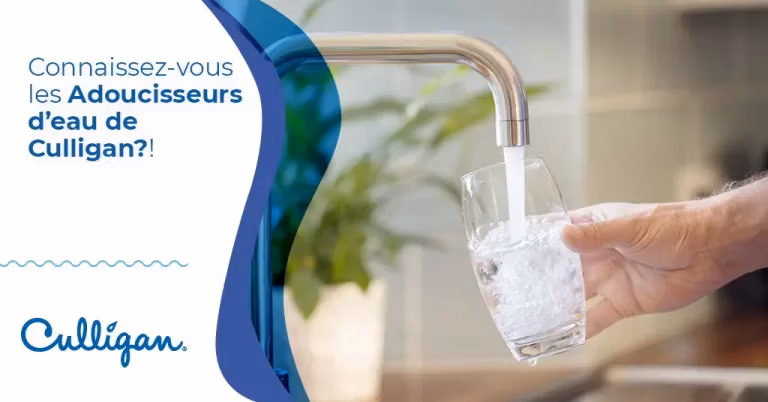 Un homme qui se verse un verre d'eau au robinet