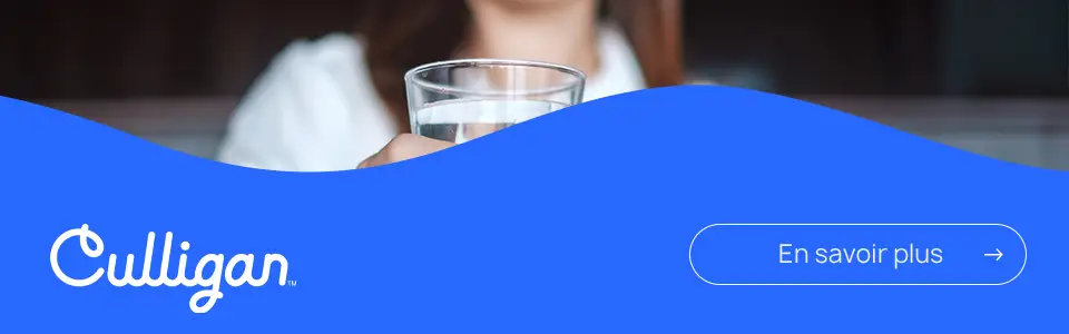 femme avec un verre d'eau et une vague bleue, le logo Culligan et un appel à l'action en savoir plus