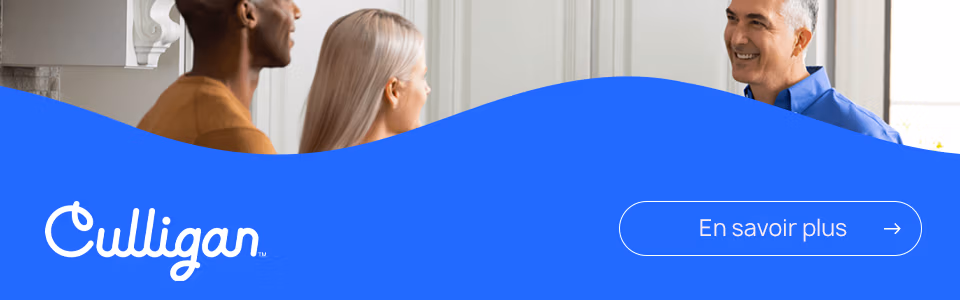 Un professionnel qui sourie à un couple lors d'une visite à domicile, l'image est coupée par une wave bleue, le logo Culligan et un appelle à l'action en savoir plus