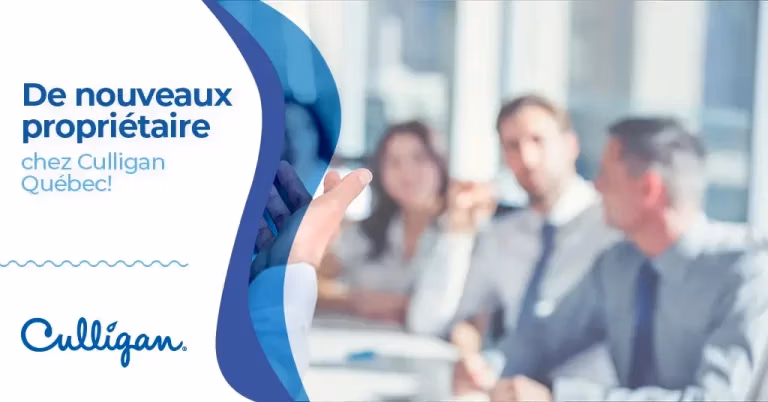 Image flou d'un groupe de personne dans une assemblée administrative