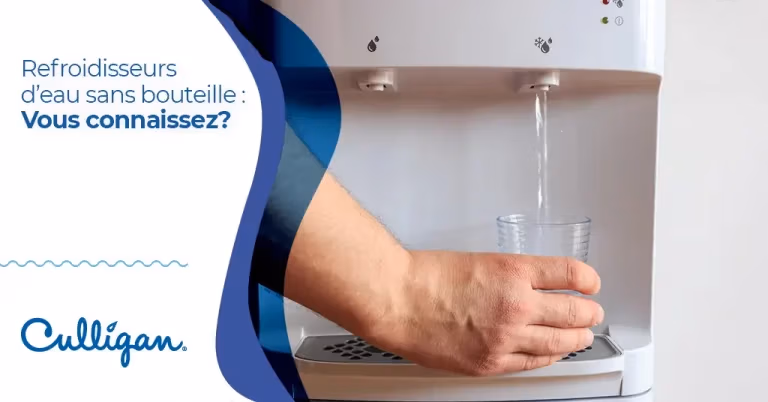 Un refroidisseur d'eau Culligan qui verse une eau froide dans un verre