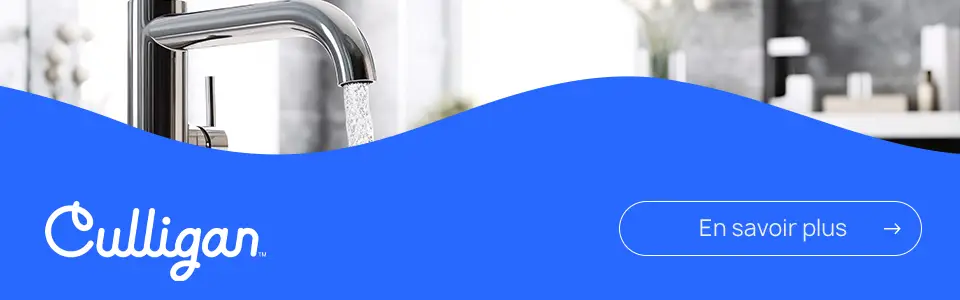 Un robinet en acier inoxydable qui coule de l'eau l'image est séparé par une forme bleu, le logo de Culligan et un appel à l'action en savoir plus