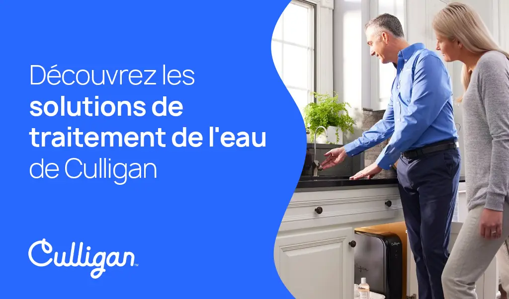 Un professionnel fait un test avec le système Culligan à une cliente dans la cuisine