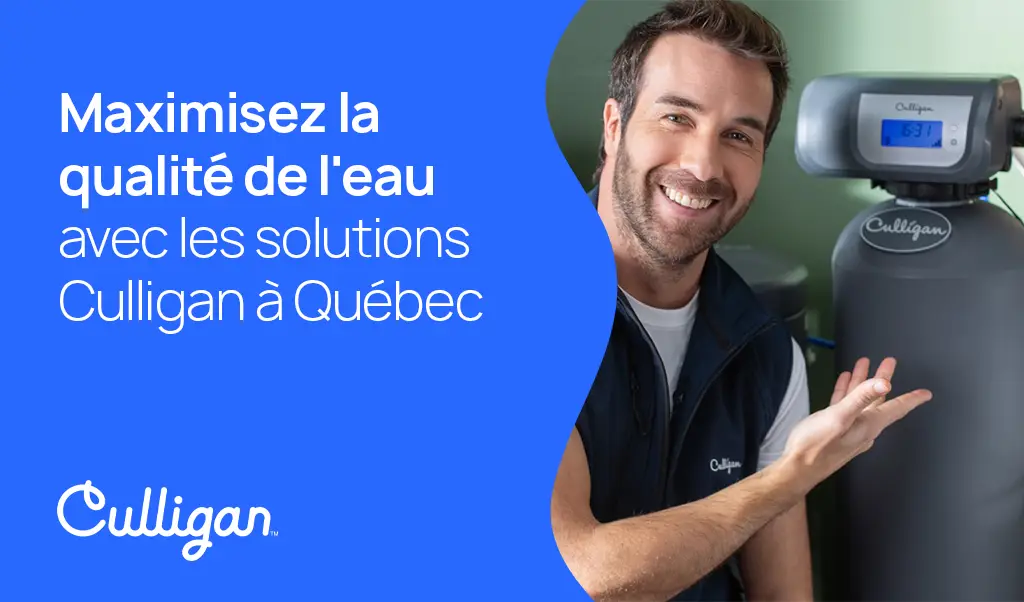 Un professionnel qui sourie pointant un appareil Culligan