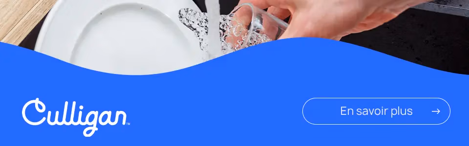 Quelqu'un qui rinse de la vaisselle avec une wave bleu, le logo culligan et un CTA