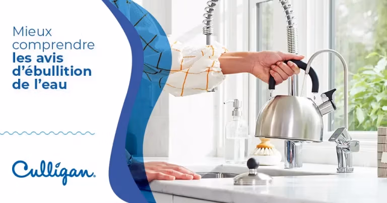 Une femme qui remplie une bouilloire avec le robinet Culligan