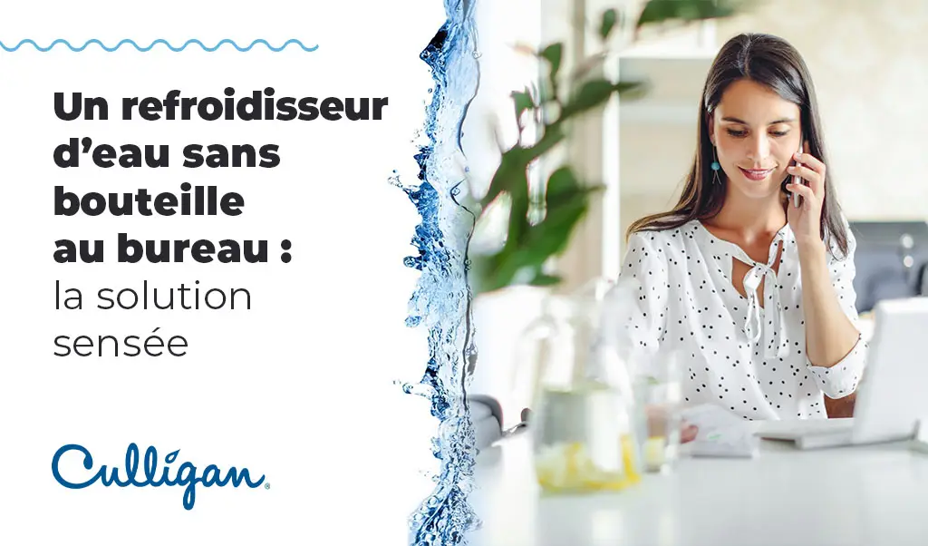 Femme qui travaille avec sur le bureau un pichet d'eau fraîche.