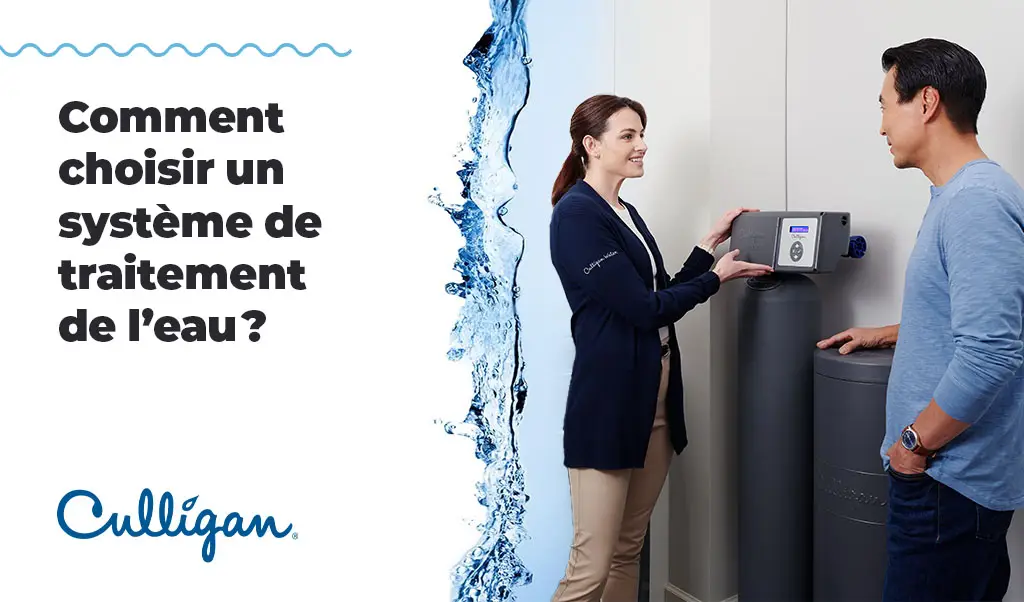 Une jeune professionnel qui explique le fonction d'un système de traitement d'eau Culligan à un client