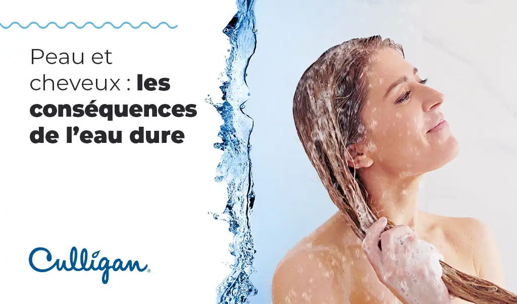 Une femme souriante se lavant les cheveux dans une douche