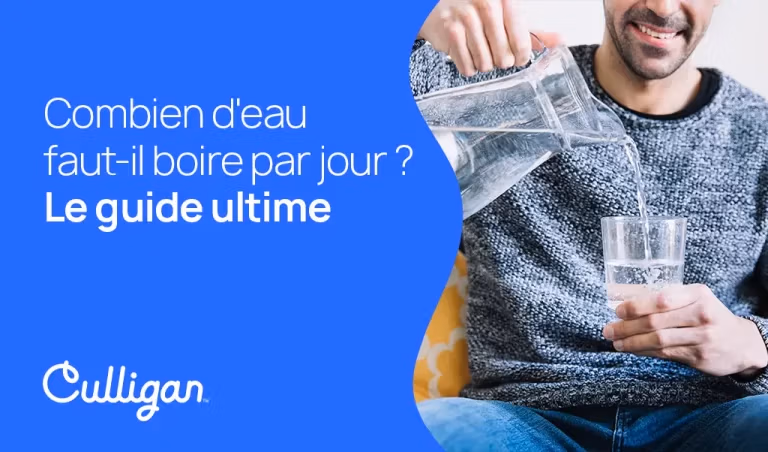 Un homme avec un verre d'eau une wave bleue et combien faut-il boire d'eau par jour