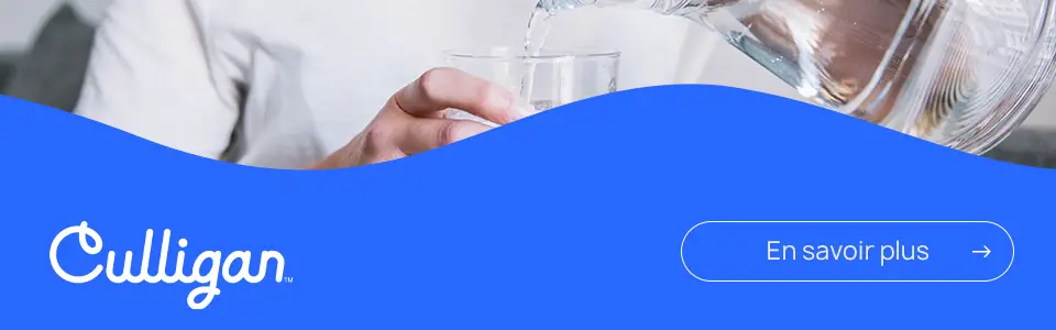 Une femme avec un verre d'eau une wave bleue et un appel à l'action