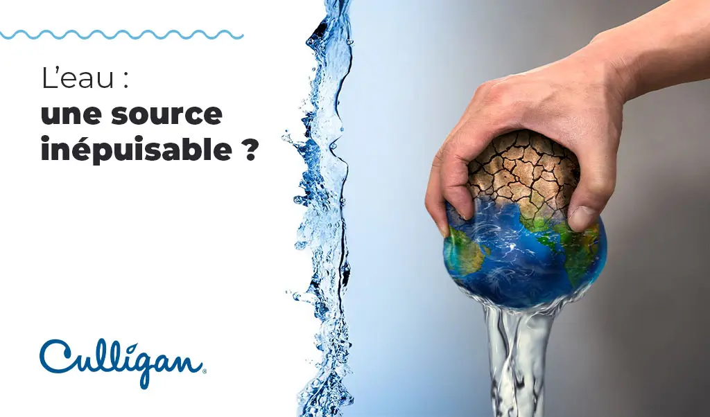 Une main qui compresse une balle avec un imprimé de la terre pour faire sortir de l'eau