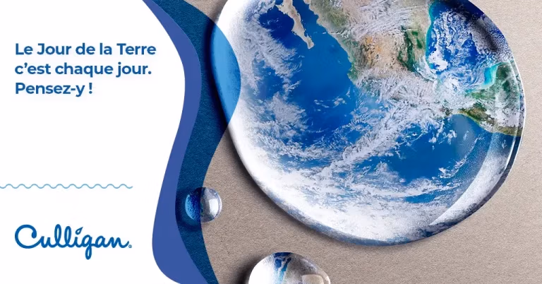 Vue de la terre de l'espace dans une goute d'eau, pour le jour de la terre