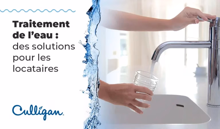 Personne qui remplie un verre d'eau avec l'eau du robinet pour la boire