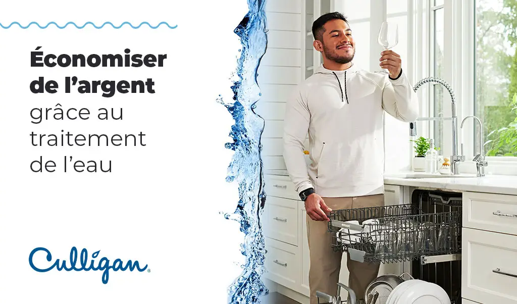 Un homme qui vide un lave-vaisselle, le tout est propre sans tache d'eau