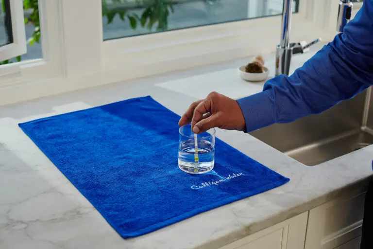 Une analyse de qualité d'eau fait par un professionnel Culligan