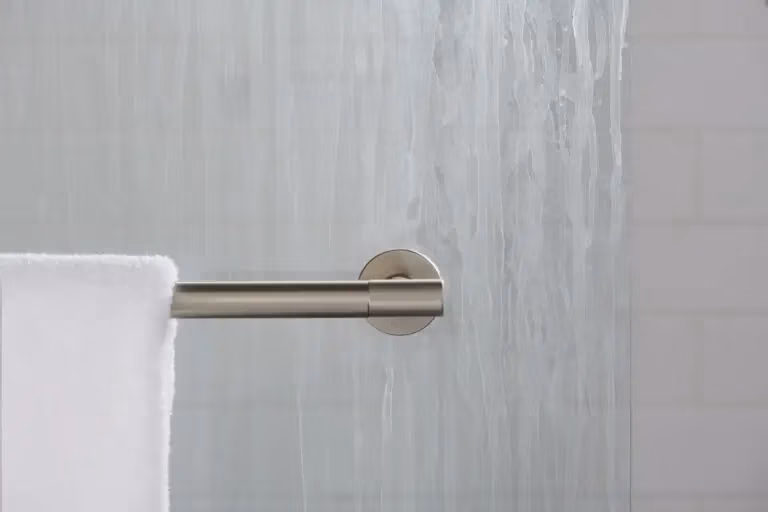 serviette blanche dans une salle de bain