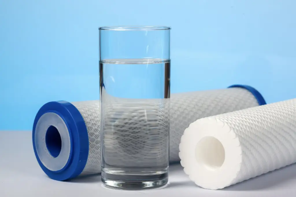 système de filtre pour récupérer les déchets dans l'eau. On voit aussi un verre d'eau clair et limpide