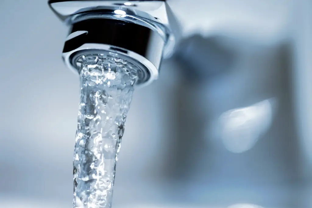 Image macro zoom de l'eau qui coule d'un robinet