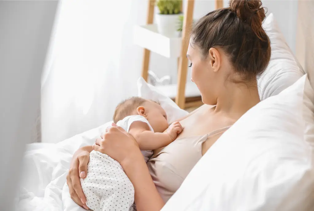 Une jeune femme qui allaite un petit bébé