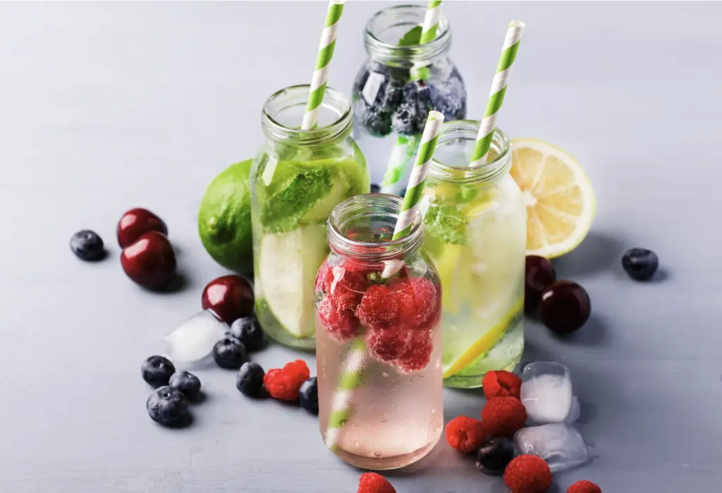 plusieurs pots avec de l'eau et des petits fruits