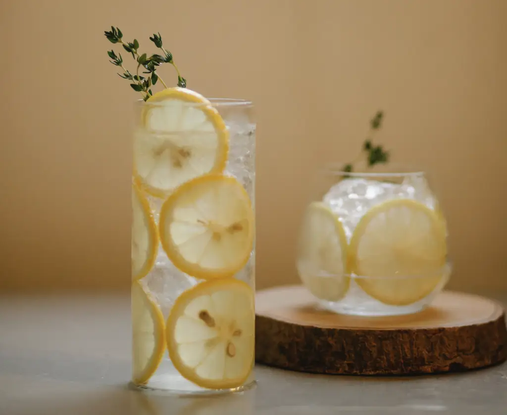 verres d'eau avec de la glace et des taches de citrons