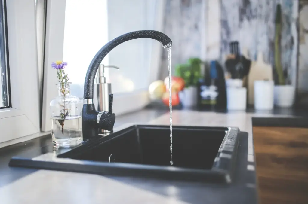 grosse vague d'une eau transparente, elle ricoche sur un verre remplie d'eau