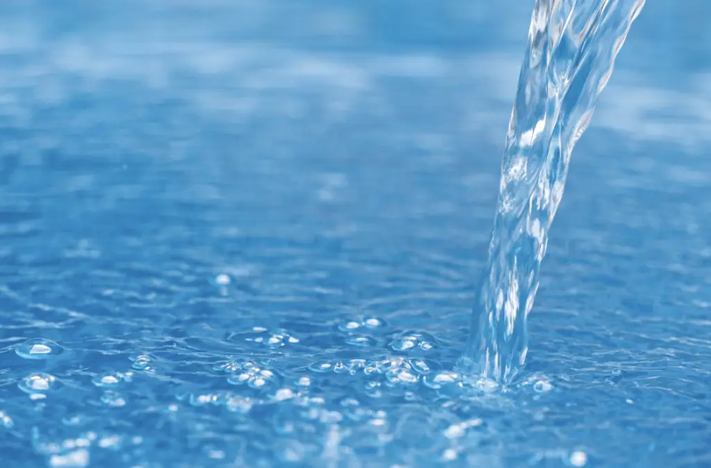Remplissage d'une piscine avec une eau claire