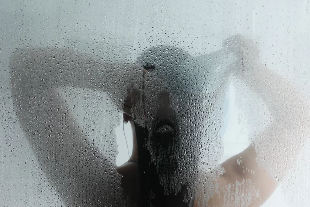 silhouette douche, humidité salle de bain, effets eau dure, vitre embuée, intimité salle de bain,