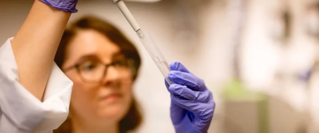 water laboratory, water sample, scientific analysis, water purification, water testing, Culligan, clean water. laboratoire d’eau, échantillon d’eau, analyse scientifique, purification de l’eau, tests d’eau, Culligan, eau propre.
