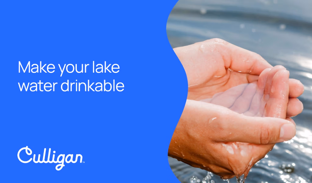 Water filtration, Culligan, potable lake water, hand holding water, clean water, blue background, potable water, lake, eau de lac, filtration d'eau, eau propre, fond bleu, eau potable, lac,