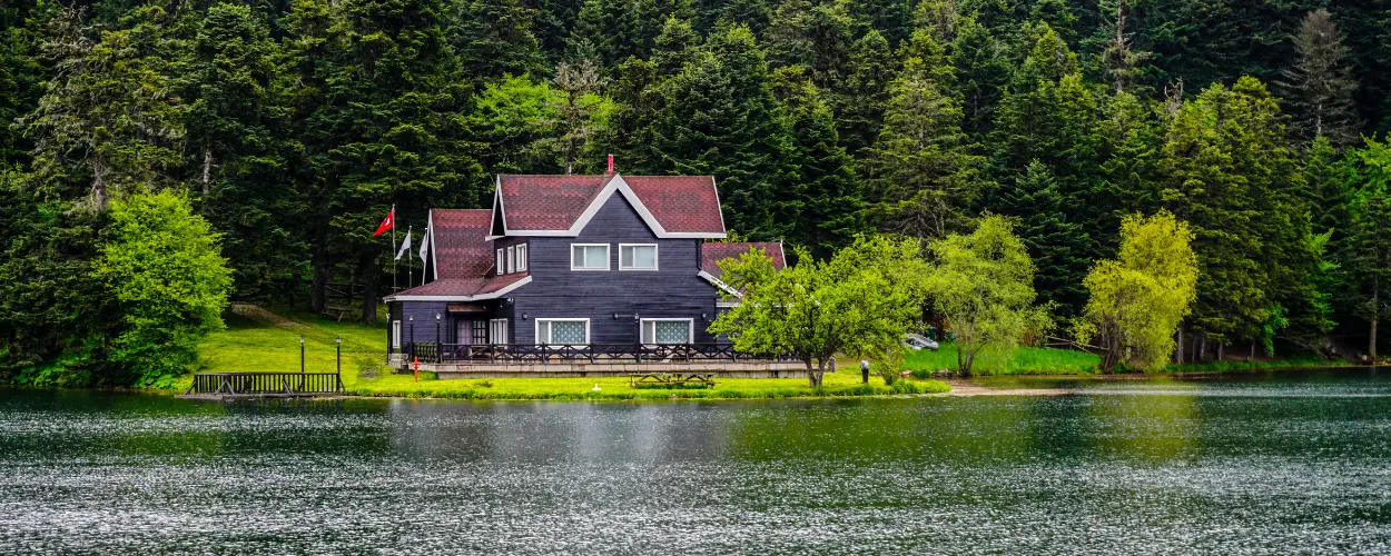 lake house, serene lake, forest, water reflection, tranquil scene, maison au lac, lac serein, forêt, reflet de l'eau, scène tranquille,