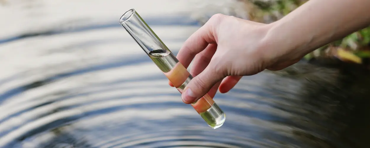 water quality test, water sampling, clear water, environmental science, test de qualité de l'eau, échantillonnage de l'eau, eau claire, science environnementale,