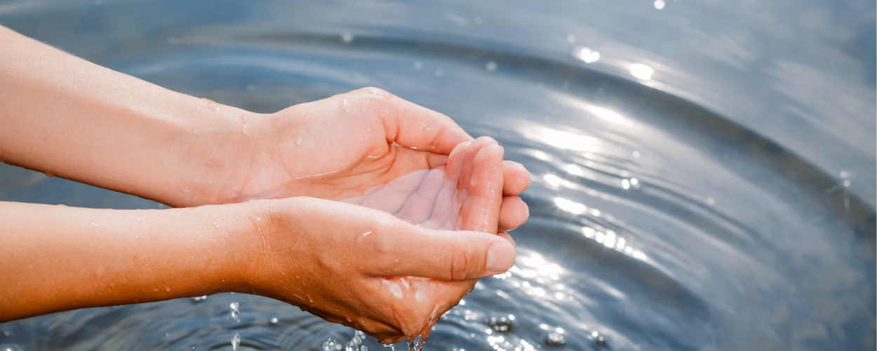 collecting water, hands, fresh water, clean water, recueillir de l'eau, mains, eau fraîche, eau propre,