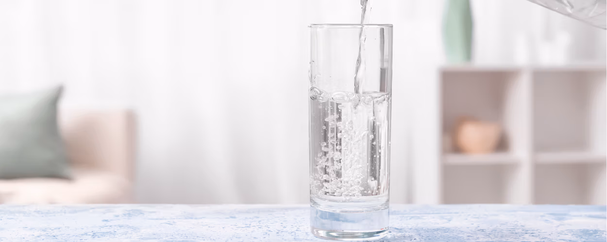 clean drinking water, home hydration, water purification, eco-friendly water, healthy lifestyle, eau potable propre, hydratation à domicile, purification de l'eau, eau écologique, style de vie sain.