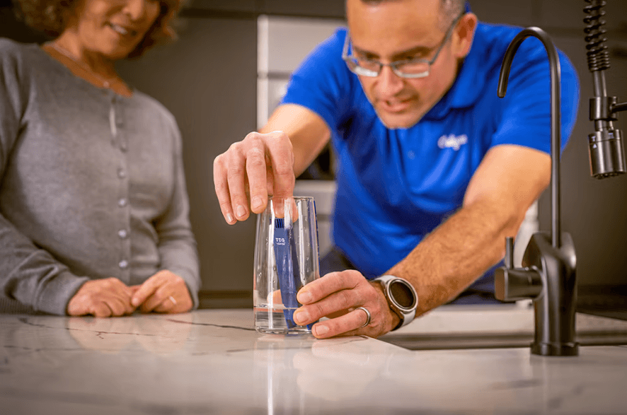 image s'un travailleur de Culligan qui fait une analyse d'eau.