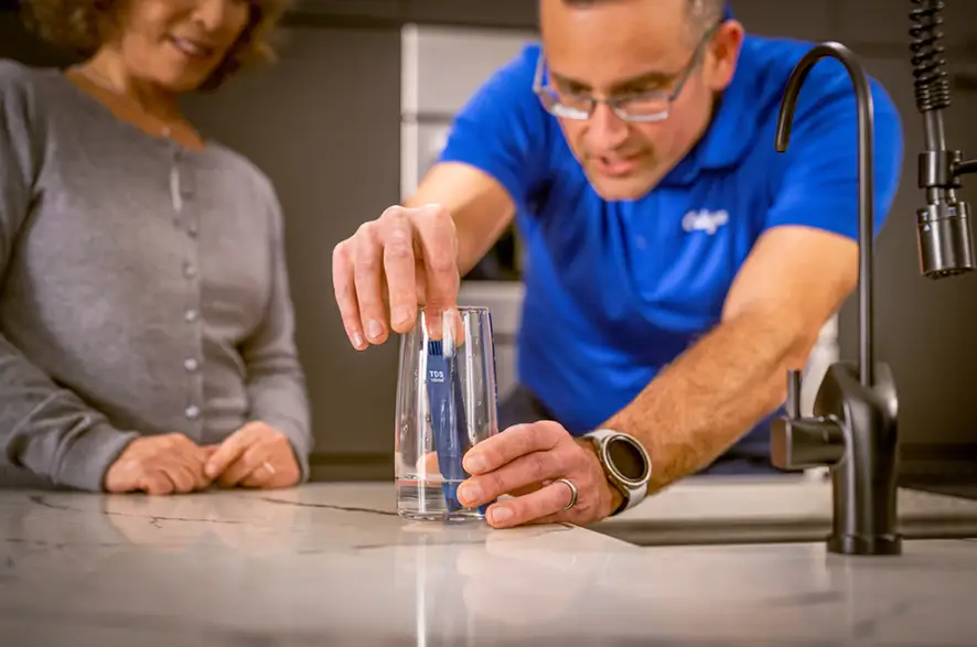 image s'un travailleur de Culligan qui fait une analyse d'eau.