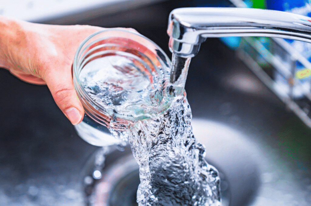 Image qui montre l'eau qui coule du robinet. Image showing water flowing from the faucet.