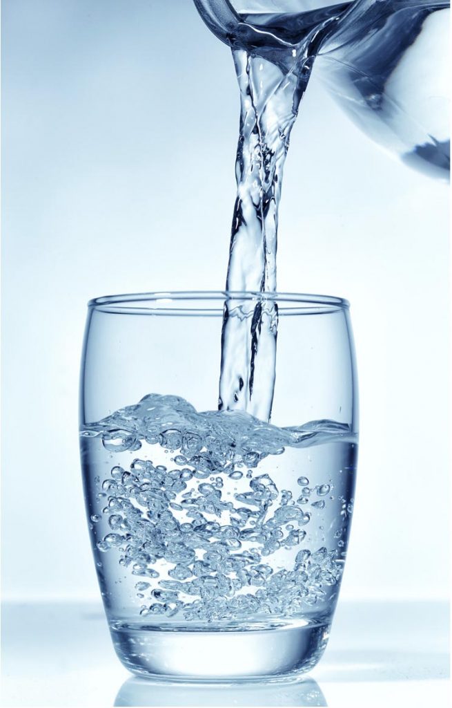 Image d'un verre qui se fait remplir par de l'eau douce, service proposé par la compagnie de traitement de l'eau Culligan Service d'eau douce à Québec