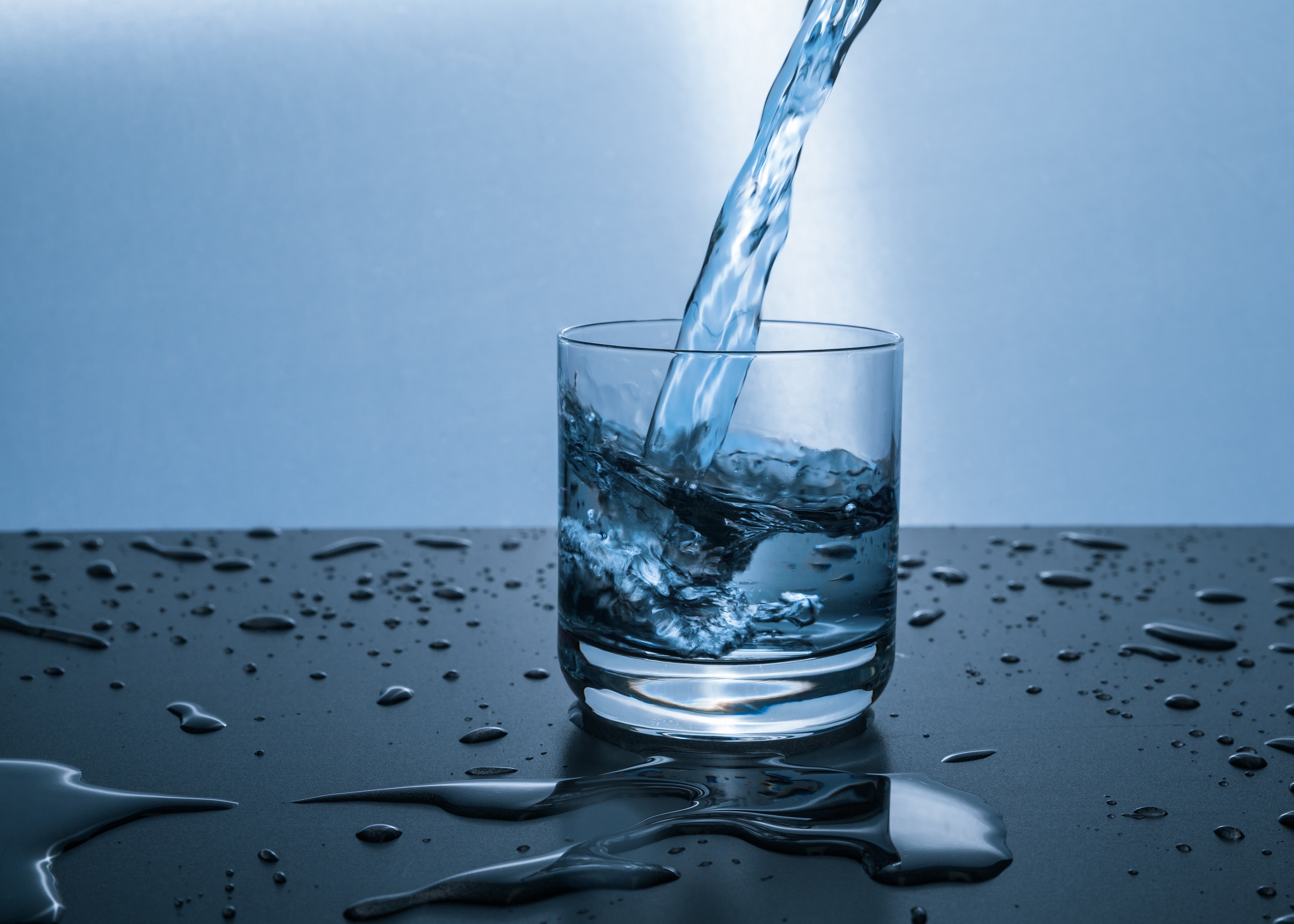 Image d'un verre qui se fait remplir avec de l'eau pure grâce à l'osmose inverse, service proposé par Culligan Service d'eau douce à québec
